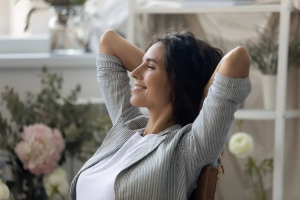 Tranquila tranquila diseñadora femenina relajante en el lugar de trabajo creativo. — Foto de Stock