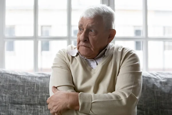 Desdichado abuelo mayor de 70 años que sufre de problemas psicológicos. — Foto de Stock
