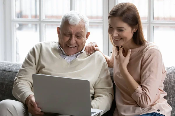 Feliz familia de diferentes generaciones viendo películas en la computadora. — Foto de Stock