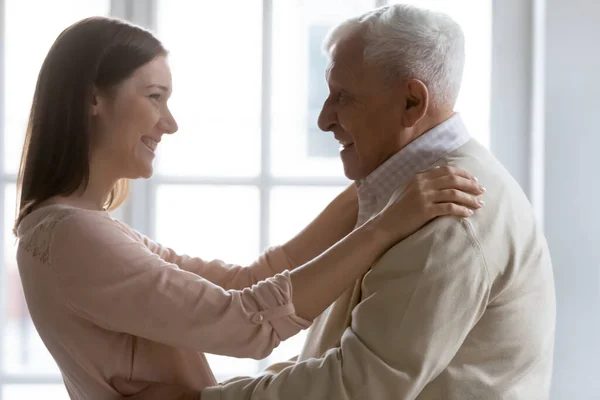 Feliz positivo anciano mayor hombre saludo crecido hija. — Foto de Stock