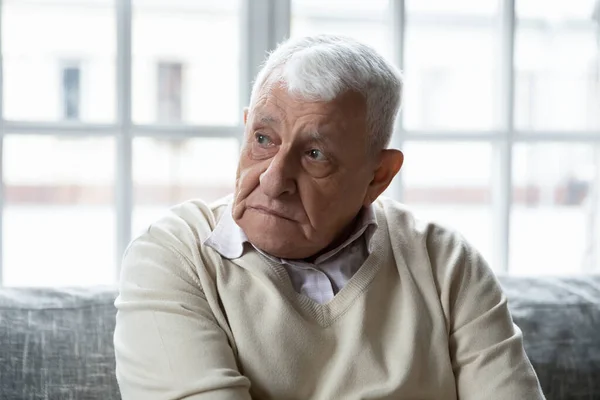 Infelice maturo anziano uomo sentimento solitudine al chiuso. — Foto Stock