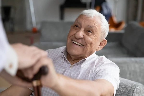 Улыбающийся пожилой пенсионер, участвующий в реабилитационной процедуре. — стоковое фото