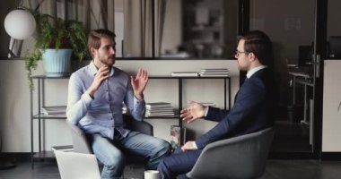 Genç kendine güvenen işadamı yatırım fırsatını finans uzmanıyla tartışıyor.