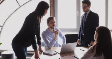 Pazarlama stratejisinin geliştirilmesinde rol alan kendinden emin çok ırklı iş adamları.