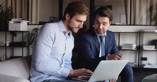 Twee zelfverzekerde zakenlieden ontwikkelen bedrijfsstrategie. — Stockvideo