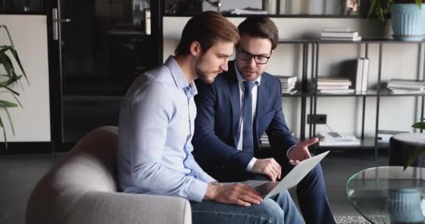 Feliz apretón de manos del jefe con el empleado, satisfecho con el buen trabajo hecho. — Vídeos de Stock