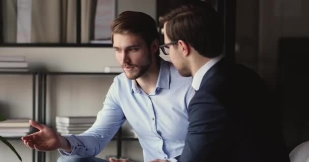 Pasante sonriente escuchando entrenador experto. — Vídeo de stock