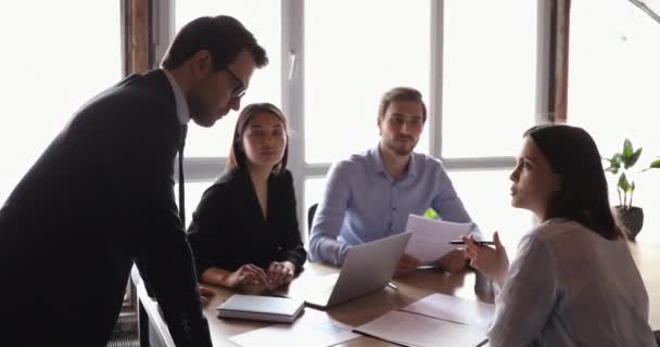 Colaboradores multirraciais discutindo riscos de projeto com líder no escritório. — Vídeo de Stock