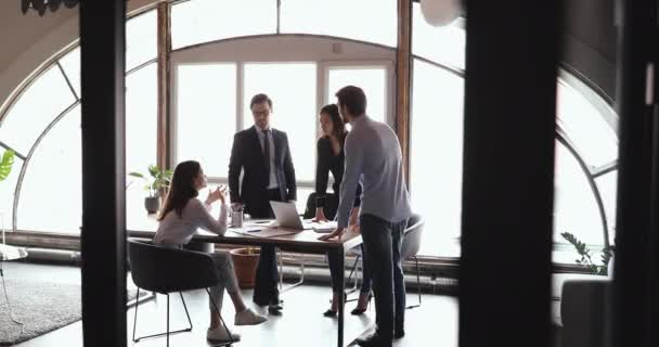 Olika affärsmän diskuterar arbetsfrågor vid ett formellt brainstorming-möte. — Stockvideo