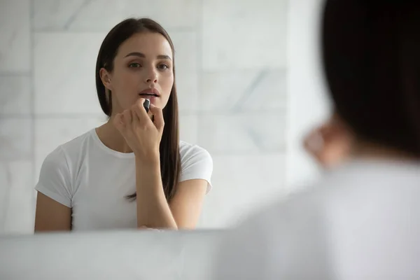 Close up Spiegel Reflexion junge Frau Anwendung Lippenstift — Stockfoto