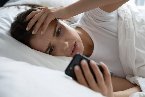 De cerca infeliz mujer estresada usando el teléfono, leyendo malas noticias — Foto de Stock