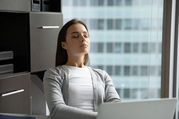 Dormida mujer de negocios cansada sentada en el escritorio con los ojos cerrados — Foto de Stock