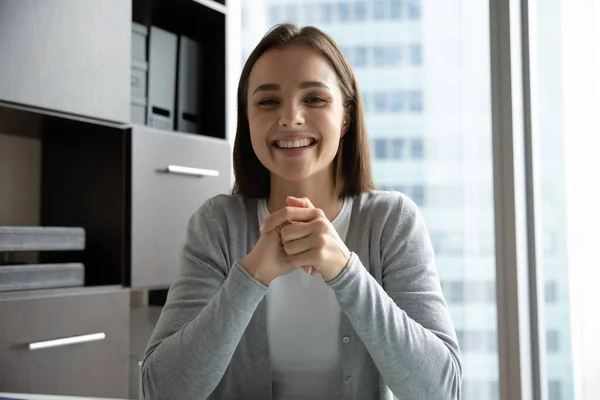 Foto de la cabeza retrato sonriente joven empresaria haciendo videollamada — Foto de Stock