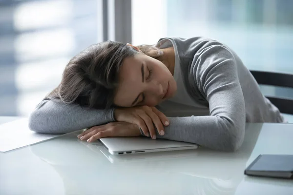 Moe van de vermoeidheid van de jonge zakenvrouw die in slaap valt op het werk — Stockfoto