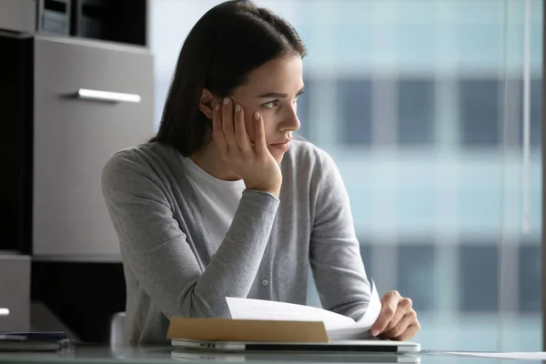 Gefrustreerde depressieve zakenvrouw kreeg slecht nieuws, brief vasthouden — Stockfoto
