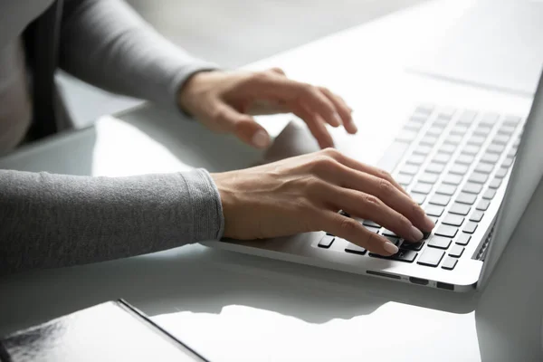 Close up donna d'affari utilizzando il computer portatile, digitando sulla tastiera, scrivendo e-mail — Foto Stock
