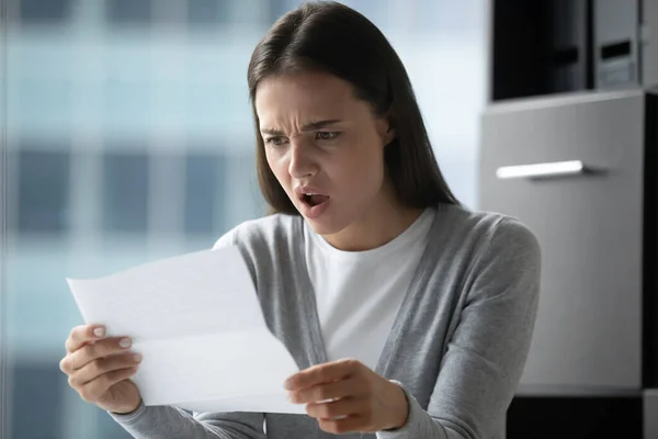 Enojada joven empresaria molesta leyendo carta, recibió malas noticias — Foto de Stock