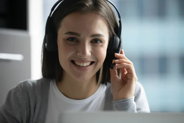 Hoofd shot portret glimlachende jonge vrouw operator dragen headset — Stockfoto