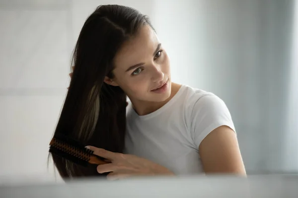 Close up cabeça tiro jovem mulher pentear o cabelo com escova — Fotografia de Stock