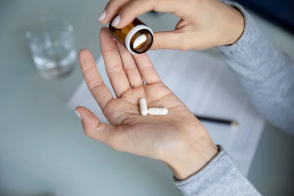 Close-up jonge vrouw het nemen van pillen uit verpakking — Stockfoto