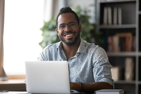 Head shot portrait smiling African American businessman with laptop — Stock Photo, Image