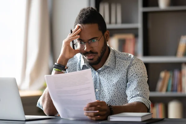 African American man dissatisfied by bad news received in letter — Stock Photo, Image