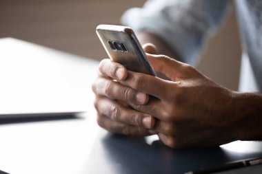 Telefonu tutan Afrikalı Amerikalı adamı kapat, uygulamaları tara