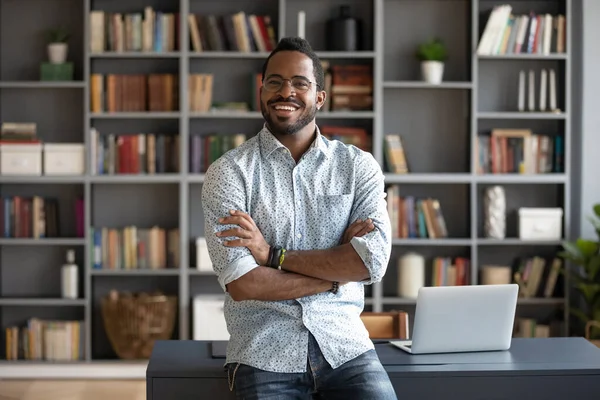 Retrato sonriente hombre de negocios afroamericano de pie cerca del escritorio —  Fotos de Stock