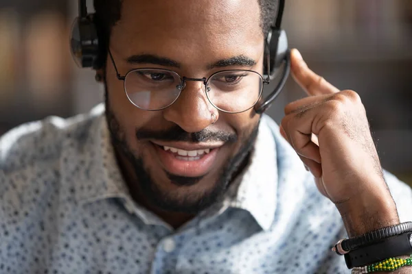Close up amigável afro-americano homem usando fone de ouvido falando — Fotografia de Stock
