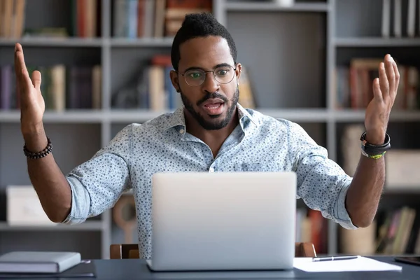 Irritado hombre afroamericano enojado que tiene problemas con el ordenador portátil —  Fotos de Stock