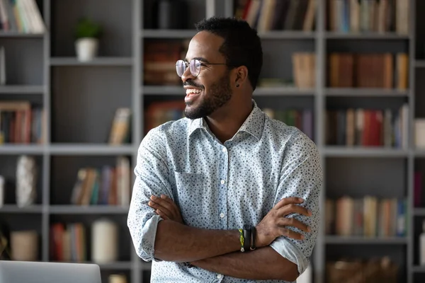 Sonriente hombre afroamericano con gafas soñando y visualizando —  Fotos de Stock