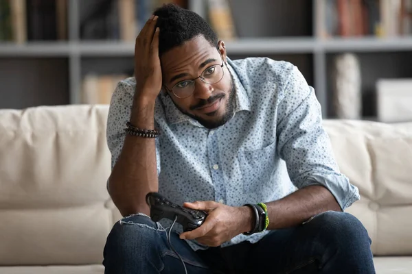 不幸なアフリカ系アメリカ人男性ビデオゲームの損失に不満 — ストック写真