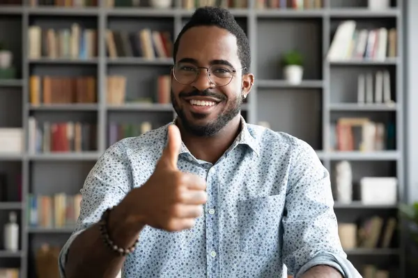Cabeza retrato satisfecho hombre afroamericano mostrando el pulgar hacia arriba — Foto de Stock