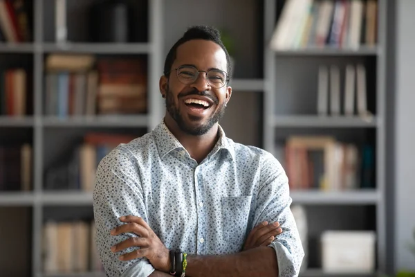 Huvudskott porträtt skrattar glada afroamerikansk man bär glasögon — Stockfoto