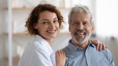 Genç hemşire ve olgun bir hastanın portresi.