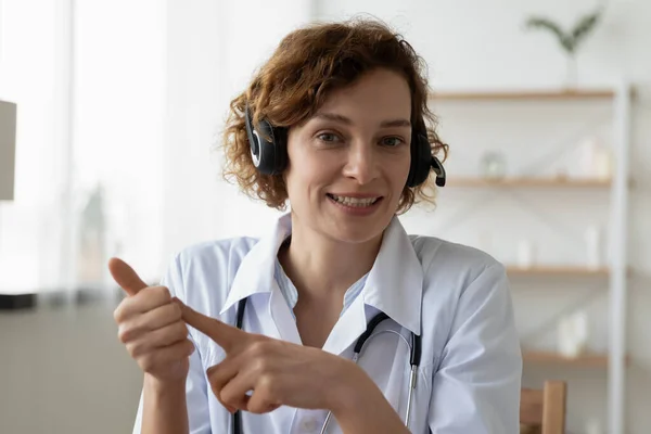 Hoofd schot portret glimlachende vrouw arts dragen headset consulting patiënt — Stockfoto