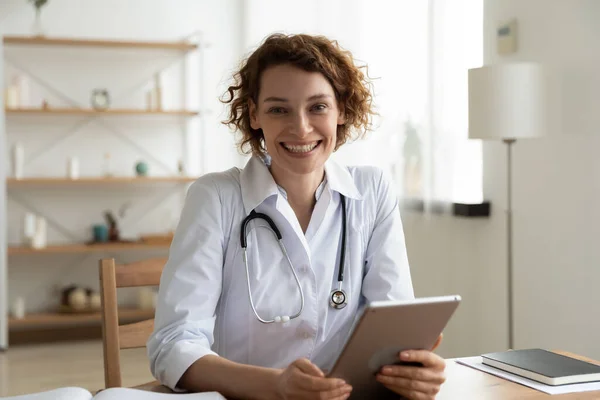 Huvudskott porträtt leende kvinna läkare hålla digital tablett — Stockfoto