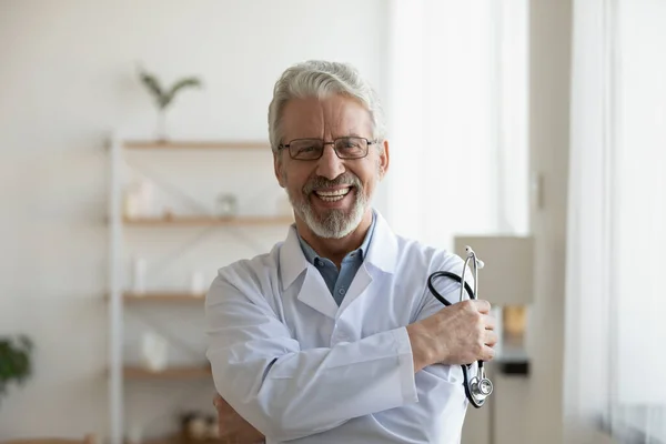 Hoofd shot portret glimlachende volwassen arts kijken naar camera — Stockfoto