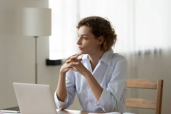 Femme réfléchie médecin assis au bureau, réfléchissant à la solution du problème — Photo