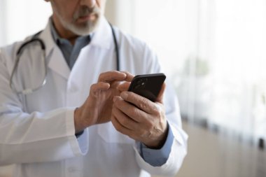 Telefonu, teletıp uygulamasını kullanarak, internet üzerinde çalışarak kıdemli doktoru kapat.