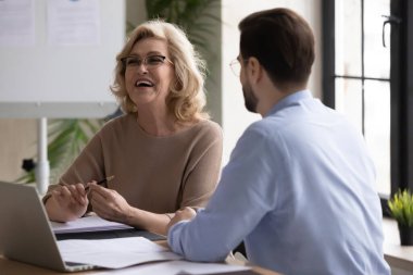 Mutlu olgun akıl hocası komik şakalara gülüyor..