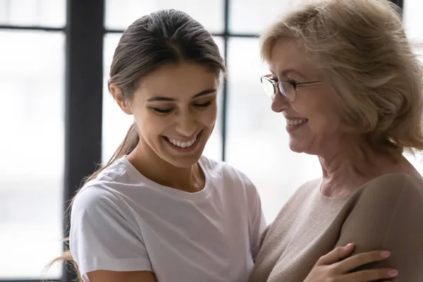 Alegre familia de dos generaciones disfrutando de comunicarse en interiores. — Foto de Stock