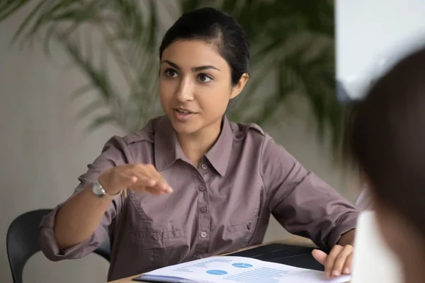 Молодая опытная индийская предпринимательница объясняет маркетинговую стратегию. — стоковое фото