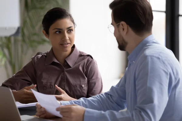 Multiraciale collega 's brainstormen ideeën, betrokken bij een gesprek in het kantoor. — Stockfoto