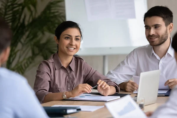 Sorridente giovane manager indiana femminile ascoltando i colleghi. — Foto Stock