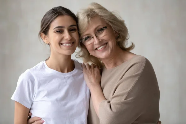 Retrato de sorrir multirracial diferentes gerações femininas família. — Fotografia de Stock