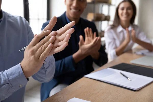 De cerca feliz gente de negocios diversos aplaudiendo de la mano. — Foto de Stock