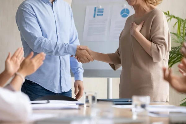 Jungunternehmer schüttelt älteren Angestellten die Hand. — Stockfoto