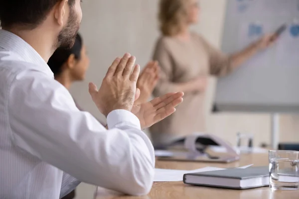 Närbild glad ung affärsman klappar händerna. — Stockfoto