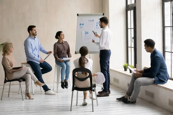 Motivado personas mayores y jóvenes de raza mixta de negocios que asisten a la conferencia. — Foto de Stock